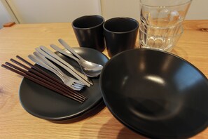 Deluxe-herbergi | Einkaeldhús | Ísskápur, örbylgjuofn, pottar/pönnur/diskar/hnífapör