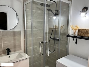 Douche, serviettes fournies, savon, papier de toilette