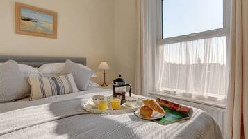 5 habitaciones, tabla de planchar con plancha, wifi y ropa de cama