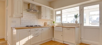 Fabulous Seaside Retreat, dog friendly with garden.
