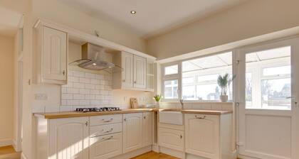 Fabulous Seaside Retreat, dog friendly with garden.