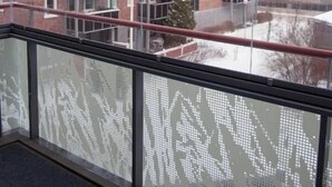A modern building with large windows and a balcony. - Kotimaailma CenterHouse studio (Lahti)