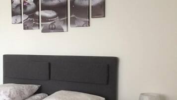 Studio Confort, 1 grand lit, vue cour intérieure | Chambres insonorisées, fer et planche à repasser, Wi-Fi gratuit