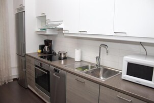 Comfort Studio, 1 Queen Bed, Courtyard View | Private kitchen | Electric kettle