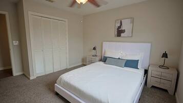 2 habitaciones, escritorio y tabla de planchar con plancha