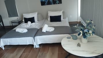 1 habitación, caja de seguridad en la habitación y escritorio
