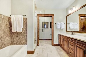 Condo (Luxury Crystal Peak Lodge 3 Bedroom C) | Bathroom