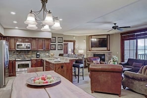 Condo (Luxury Crystal Peak Lodge 3 Bedroom C) | Living area