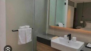 Sèche-cheveux, chaussons, serviettes fournies