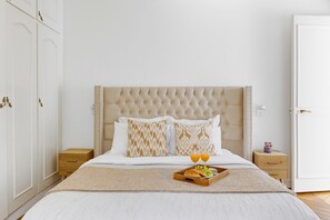 Skrivebord, strykejern/-brett, barnesenger og reiseseng for barn