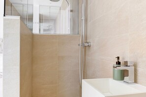 Bathroom - 3BR Modern Escape by Champs-Élysées (Paris)