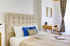 Desk, iron/ironing board, cribs/infant beds, travel crib - 3BR Modern Escape by Champs-Élysées (Paris)