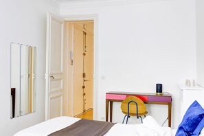 Bureau, fer et planche à repasser, lits bébé (en supplément)