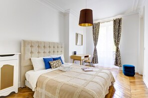 Desk, iron/ironing board, cribs/infant beds, travel crib - 3BR Modern Escape by Champs-Élysées (Paris)