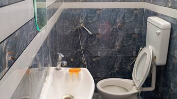 Shower, rainfall showerhead, free toiletries, slippers