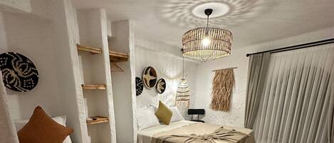Chambre Triple Exécutive | Espace de travail pour ordinateur portable, fer et planche à repasser