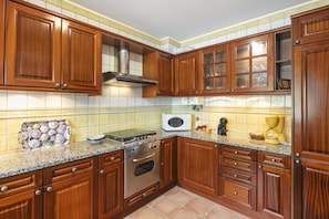 Frigorifero, microonde, forno, lavastoviglie