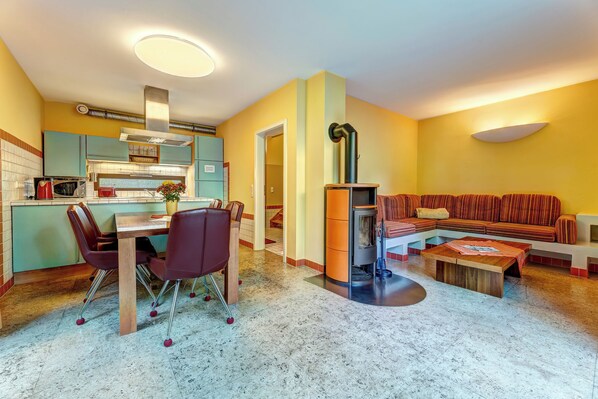 TV, fireplace, stereo