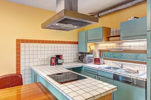 Kjøleskap, mikrobølgeovn, ovn og kokeplater