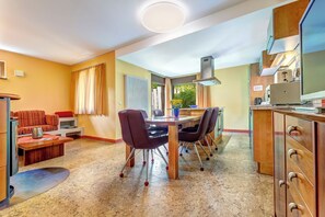 Fridge, microwave, oven, stovetop - Domicil Tres has 80 m² of living space and has two floors. (Koserow)