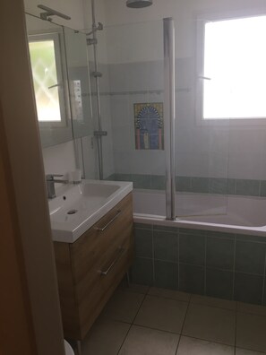 Haartrockner, Seife, Toilettenpapier
