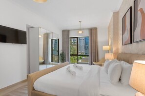 1 chambre, bureau, fer et planche à repasser, lit de bébé portatif