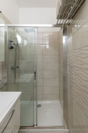 Douche, sèche-cheveux, serviettes fournies, savon