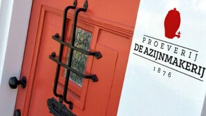 Une porte rouge avec une poignée et un porte-objets en métal.