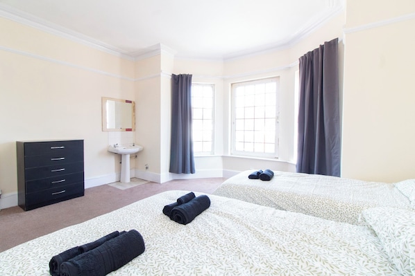 Twin Room | Free WiFi