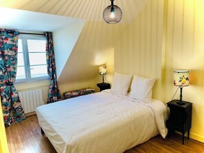 1 bedroom, WiFi, bed sheets - La Colombage, Charming stay on the Place du Château (Unknown)