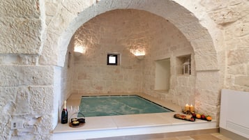 Habitación doble de lujo, patio, vista al jardín | Sábanas italianas Frette, ropa de cama de alta calidad y edredón