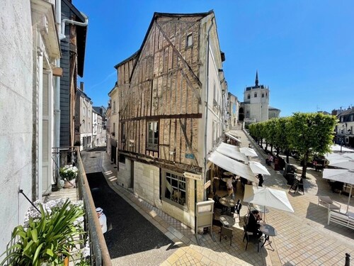 La Chapelle, exceptional view of the castle square with balcony