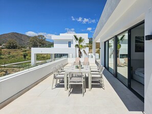 Outdoor dining - New four bedroom villa with private pool (La Cala de Mijas)