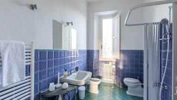Doccia, asciugacapelli, bidet