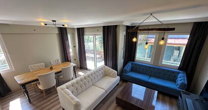 Kuşadası'nda Merkezde ve Denize 5 Dakika Şık Villa