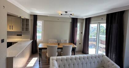 Kuşadası'nda Merkezde ve Denize 5 Dakika Şık Villa