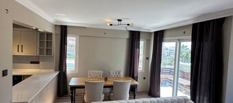 Kuşadası'nda Merkezde ve Denize 5 Dakika Şık Villa