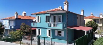 Kuşadası'nda Merkezde ve Denize 5 Dakika Şık Villa