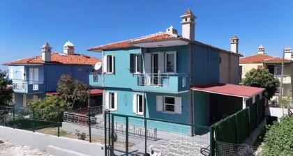 Kuşadası'nda Merkezde ve Denize 5 Dakika Şık Villa