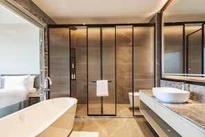 Designer toiletartikelen, een haardroger, badjassen, pantoffels