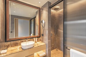Superior-Zimmer, Raucher | Badezimmer | Designer-Toilettenartikel, Haartrockner, Bademäntel, Hausschuhe