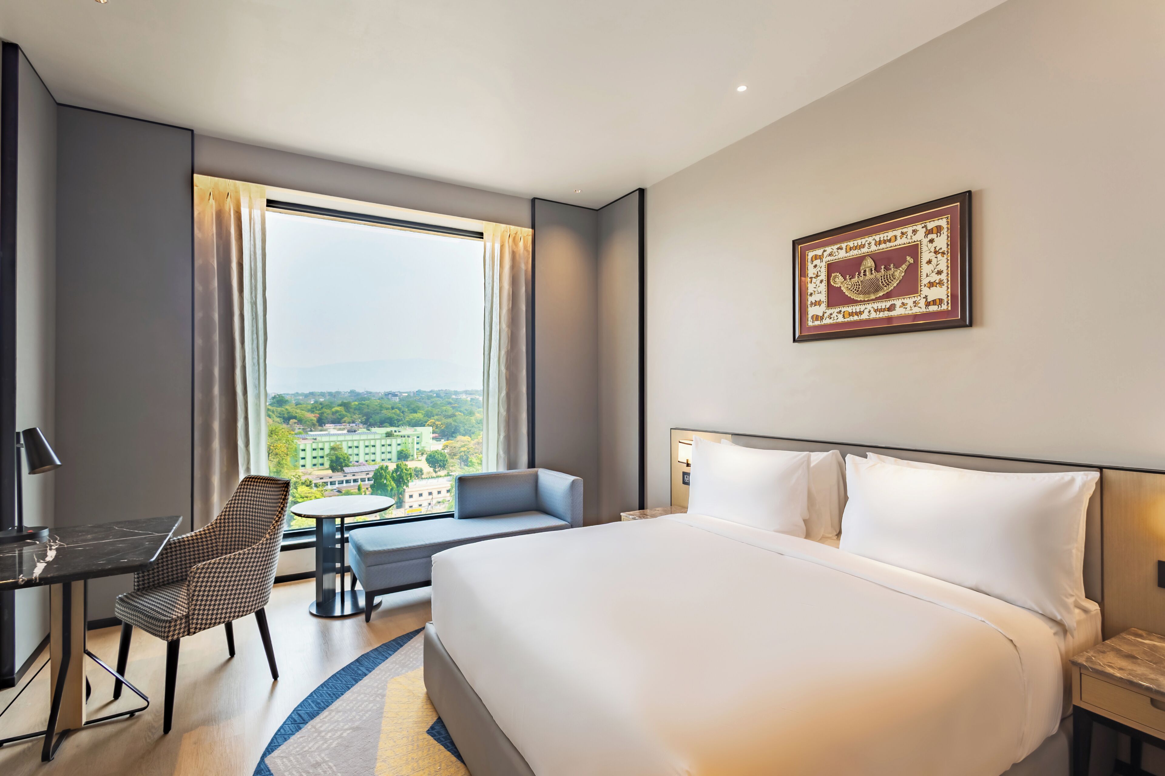 Minibar, coffres-forts dans les chambres, bureau, draps fournis