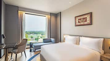 Minibar, coffres-forts dans les chambres, bureau, draps fournis