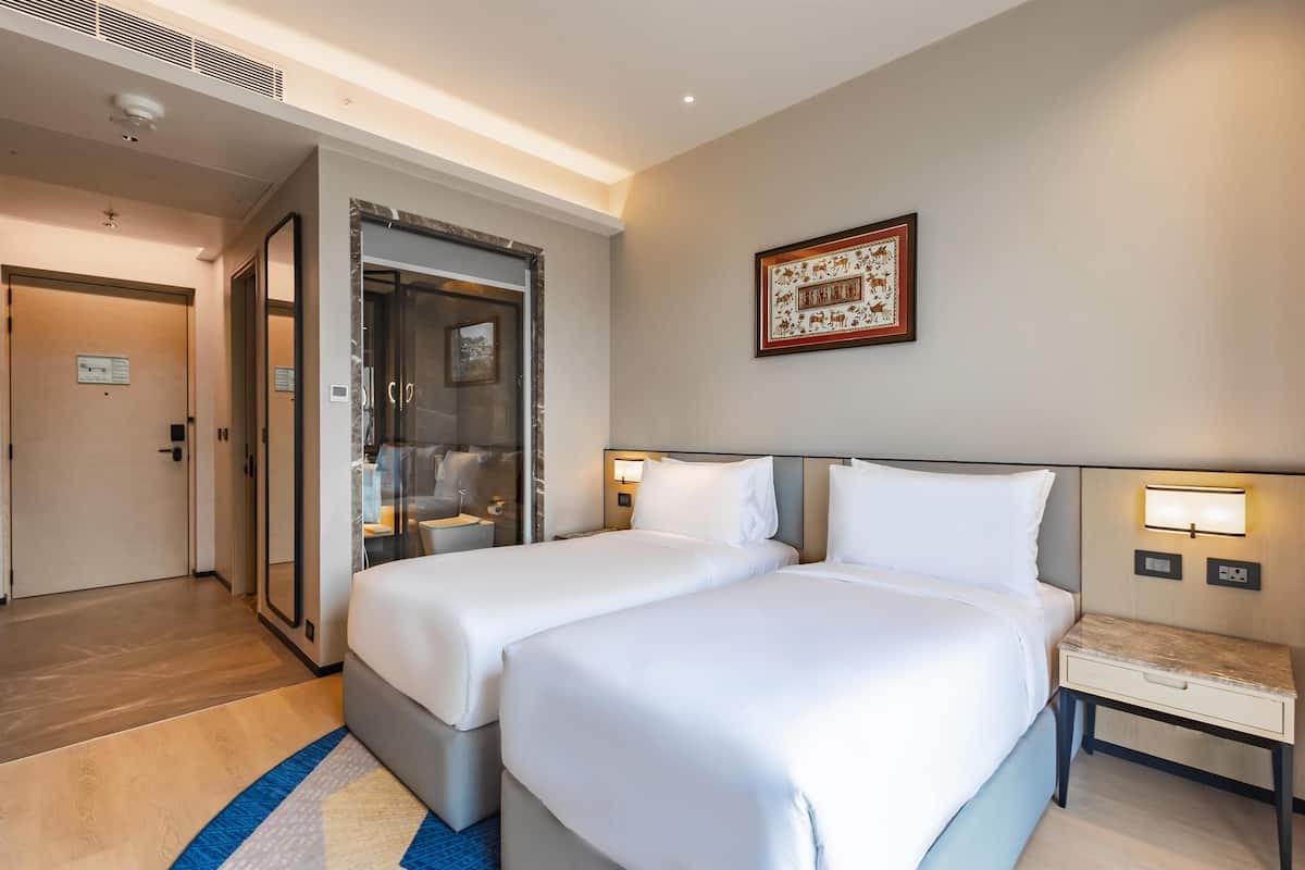 Minibar, caja fuerte, ropa de cama y accesible en silla de ruedas