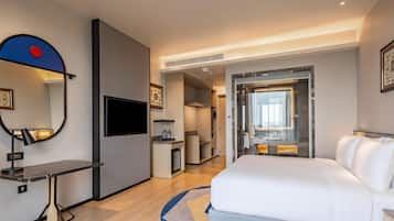 Minibar, pengeskab på værelset, skrivebord