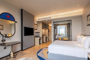 Minibar, in-room safe, desk, laptop workspace - Radisson Hotel Jamshedpur (Jamshedpur)