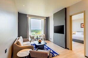 Executive Suite | Minibar, in-room safe, desk, bed sheets - Radisson Hotel Jamshedpur (Jamshedpur)