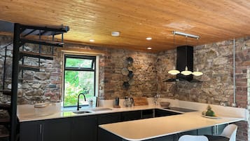 Frigorífico, horno, placa de cocina y lavavajillas
