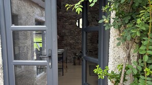 Un bâtiment rustique en pierre, doté d’une porte en bois et d’une petite fenêtre.