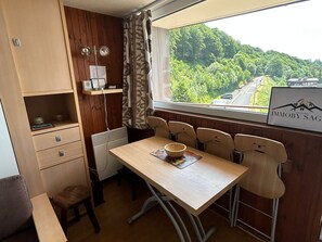 Dining - Studio for 4 at slopeside with garage (Besse-et-Saint-Anastaise-Super Besse)